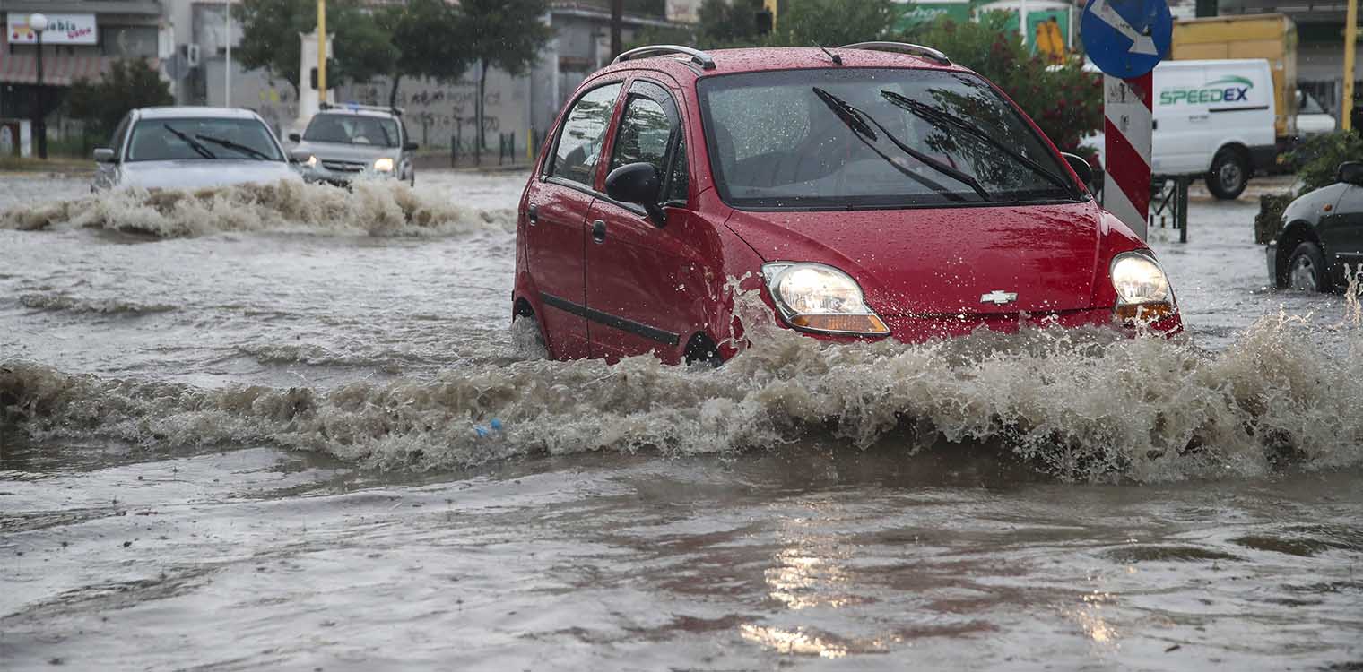 Καιρός: Ζημιές και πλημμύρες άφησε πίσω της η κακοκαιρία - Πού θα κτυπήσει τις επόμενες ώρες