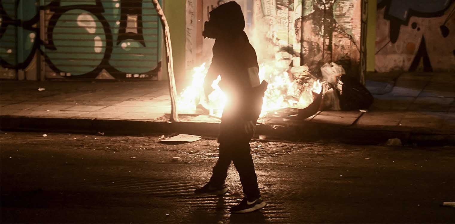 Νύχτα επεισοδίων στα Εξάρχεια: 200 αναρχικοί επιχείρησαν να ανακαταλάβουν καταλήψεις -7 συλλήψεις
