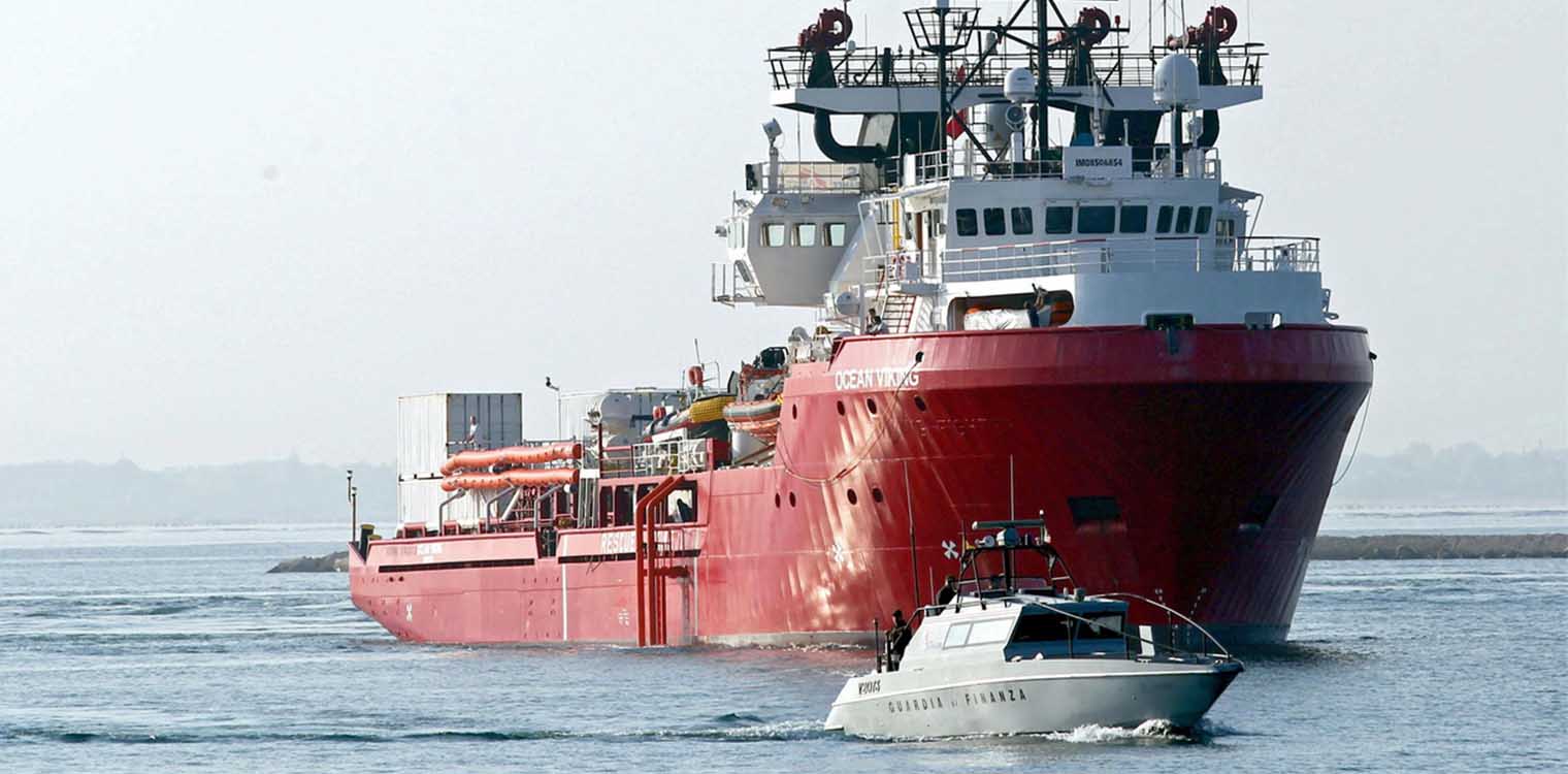 Ιταλία: Oι 180 μετανάστες και πρόσφυγες του Ocean Viking θα μεταφερθούν εντός των επόμενων ορών στο πλοίο Moby Zazà, για καραντίνα