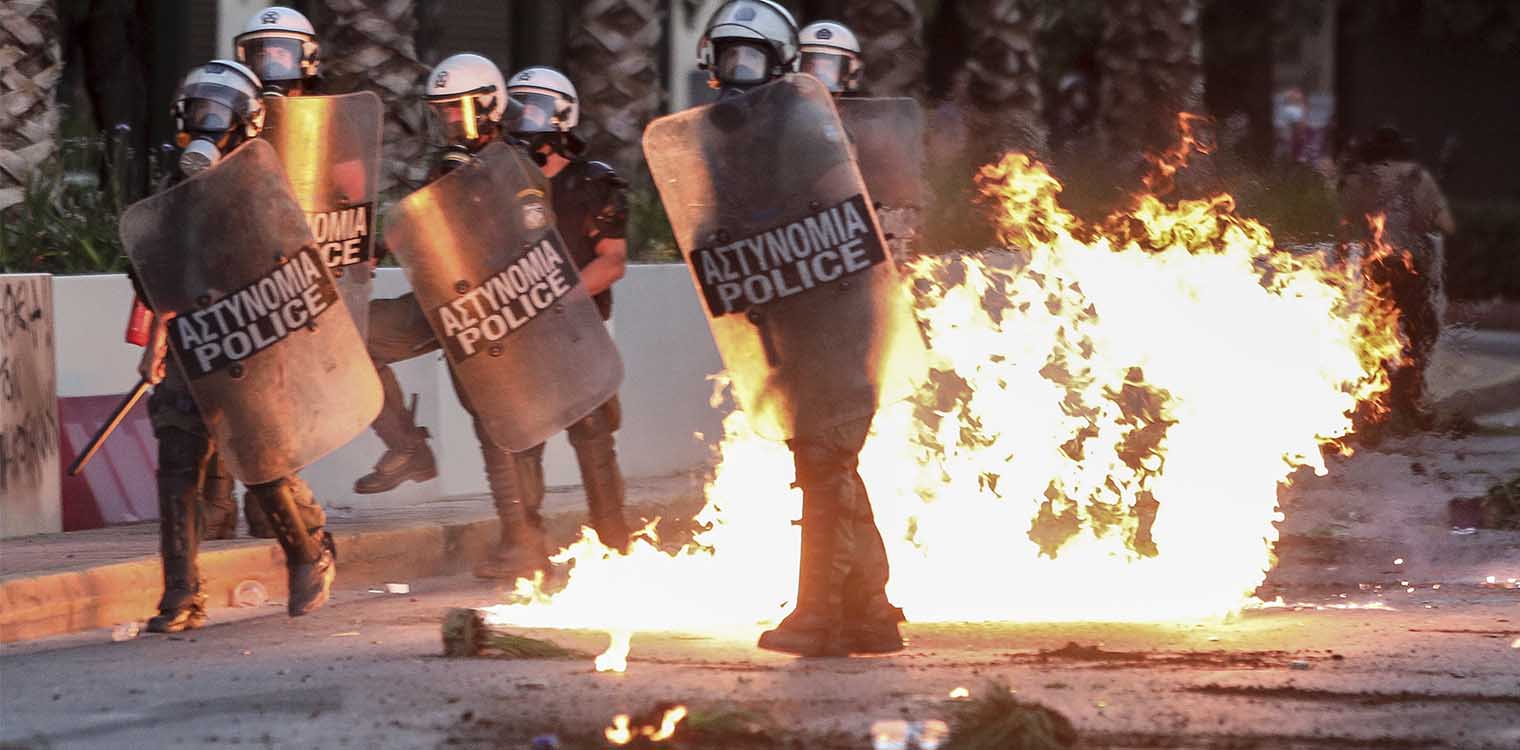 Ένταση με χημικά και πετροπόλεμο στο Σύνταγμα