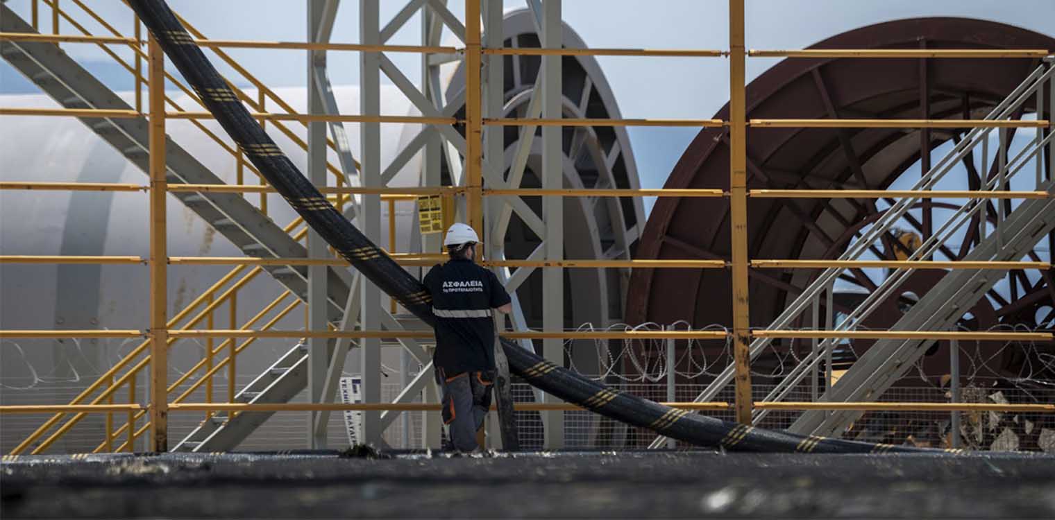 ΑΔΜΗΕ: Εντός χρονοδιαγράμματος υλοποιείται η διασύνδεση Κρήτης - Πελοποννήσου