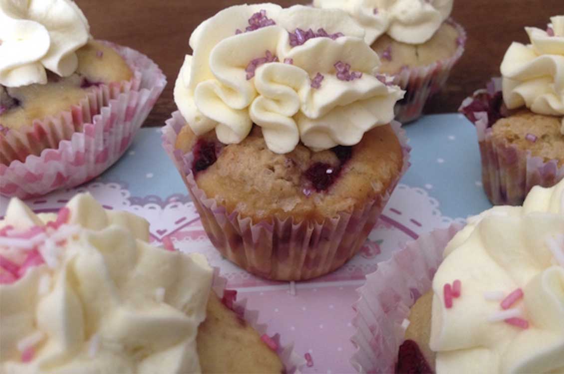 Cupcakes με φρούτα του δάσους και βουτυροκρέμα