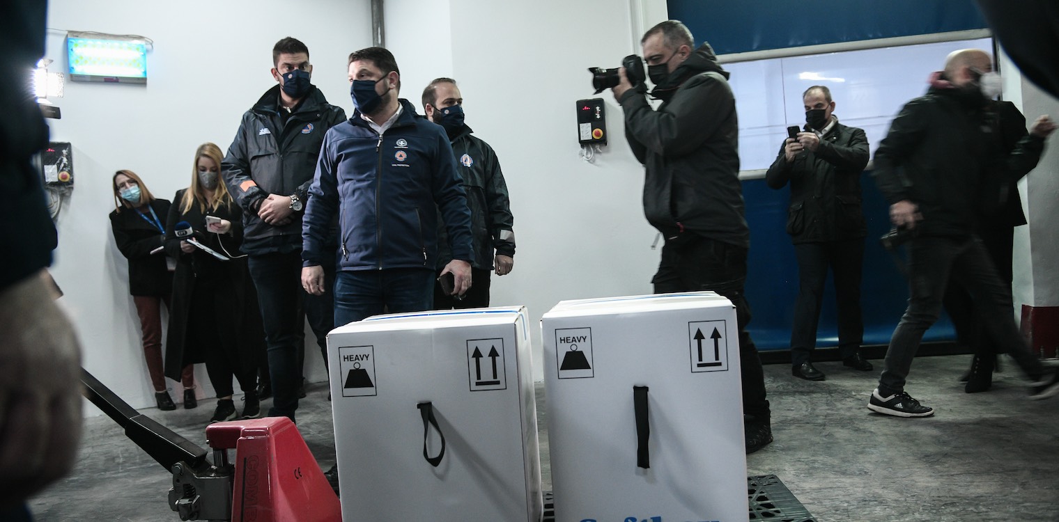 Στην Αθήνα έφτασαν τα πρώτα εμβόλια κατά της covid-19