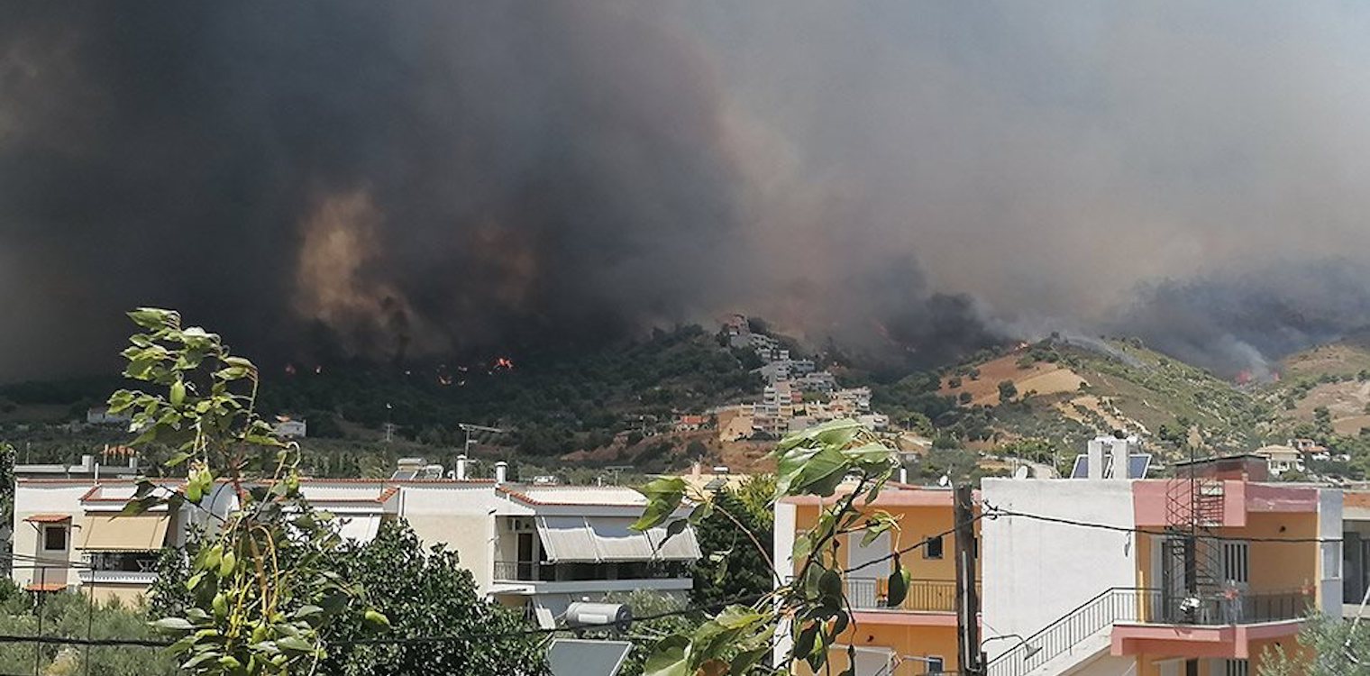 Φωτιά στις Κεχριές Κορινθίας: Απειλούνται σπίτια - Συναγερμός για το στρατόπεδο (upd)