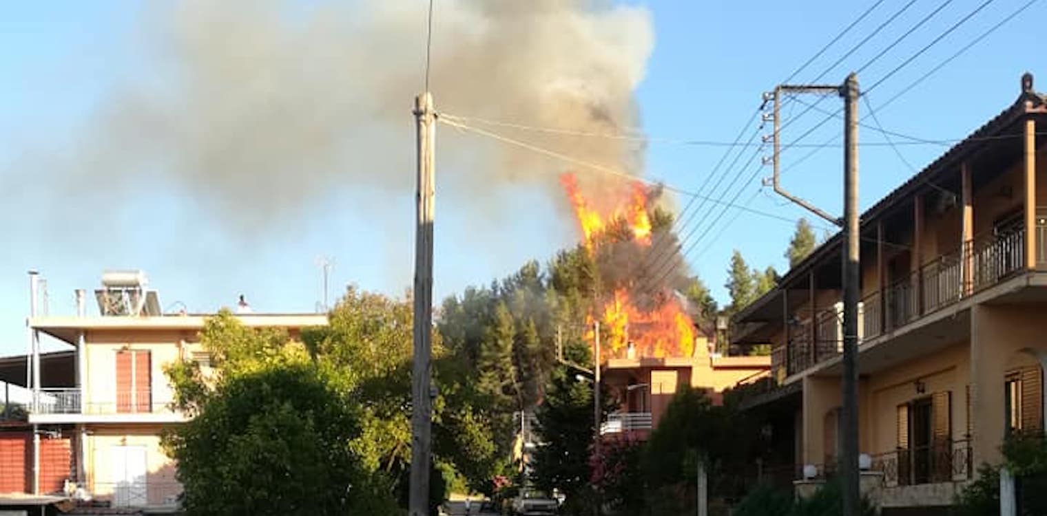 Καλυβάκια: Η φωτιά που τρόμαξε το χωριό και “ξύπνησε” τον εφιάλτη (photos &amp; videos)