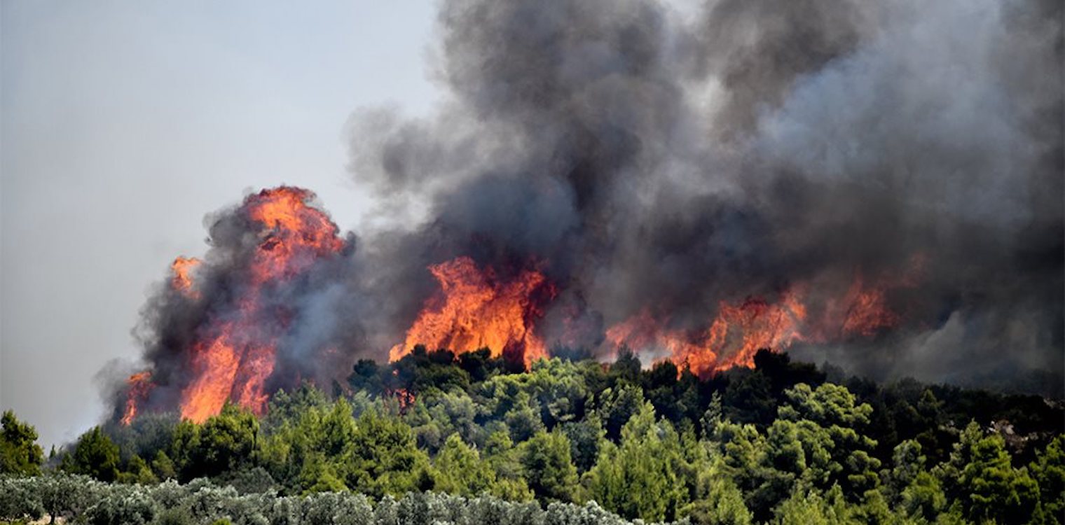Μαίνεται η φωτιά στις Κεχριές Κορινθίας - Εκκενώθηκαν κατασκήνωση και οι οικισμοί Δράσσα και Ρυτό