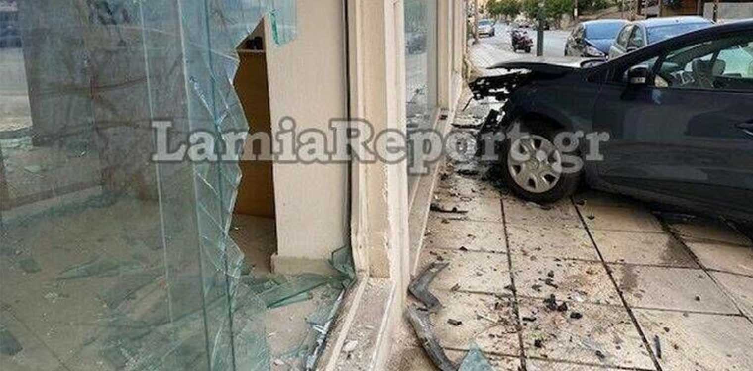 Αυτοκίνητο έπεσε πάνω σε τζαμαρία καταστήματος και οι κλέφτες βρήκαν ευκαιρία να μπουκάρουν