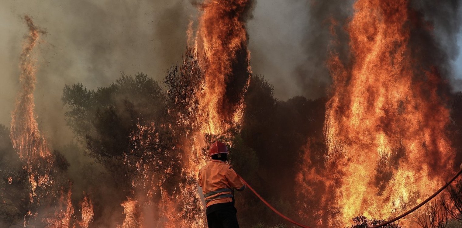 Φωτιά στην Κορινθία: Μαίνονται οι φλόγες - Μάχη σε πέντε μέτωπα