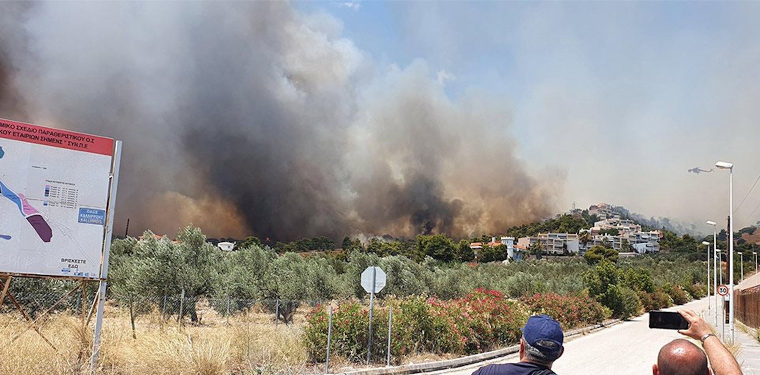Μαίνεται ανεξέλεγκτη η φωτιά στην Κορινθία - Εκκενώθηκε και πέμπτος οικισμός