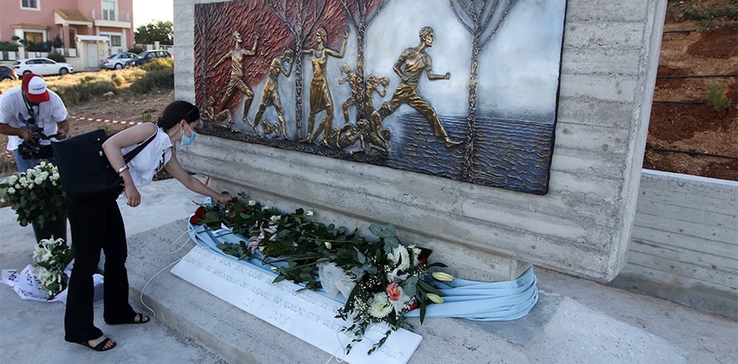 Δάκρυα για το Μάτι: Μνημείο για τα 102 θύματα της φονικής πυρκαγιάς - Επιμνημόσυνη δέηση στο Λιμανάκι