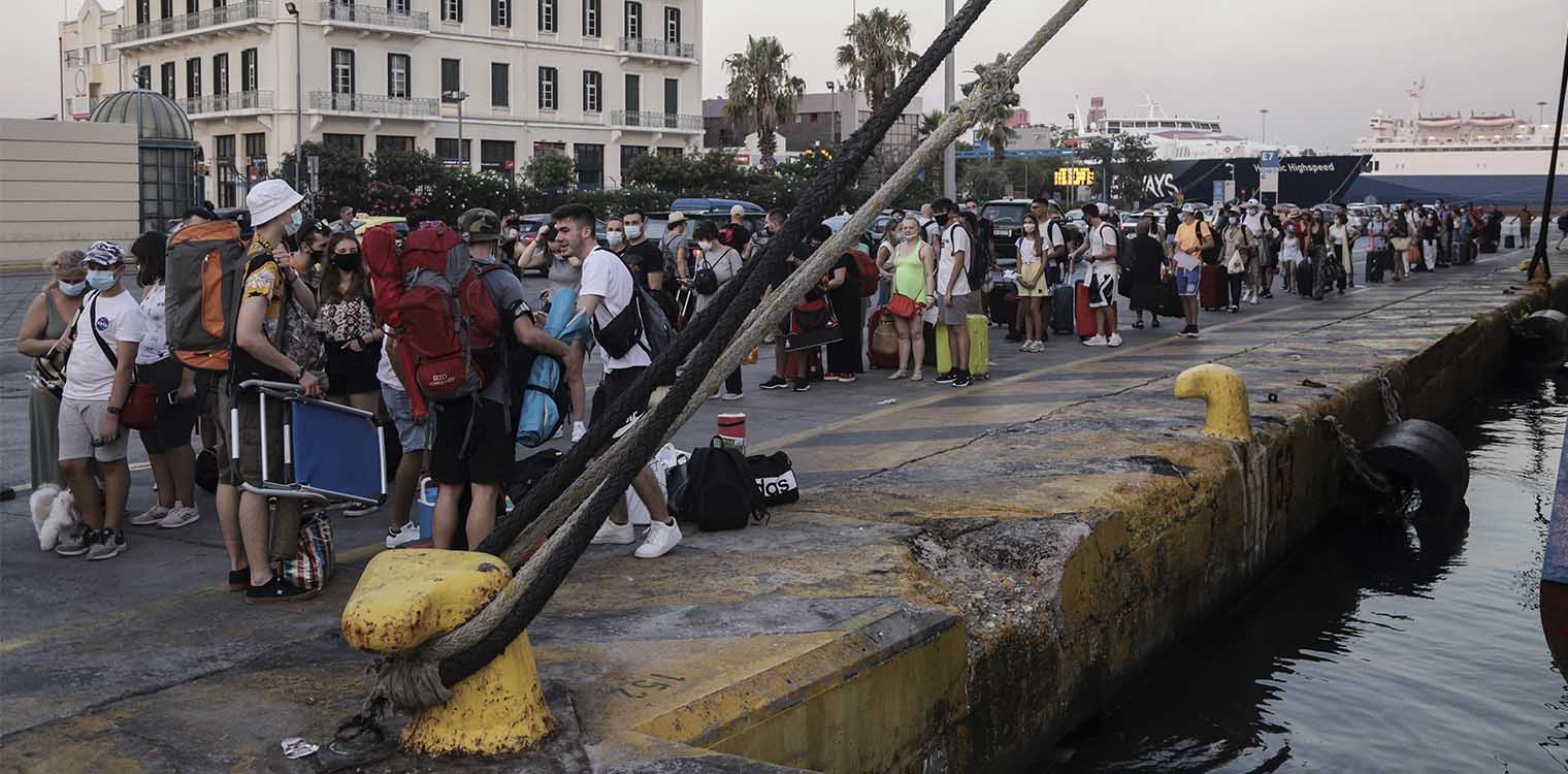 Αυξημένη η κίνηση στο λιμάνι του Πειραιά λόγω της εξόδου των αδειούχων του Αυγούστου