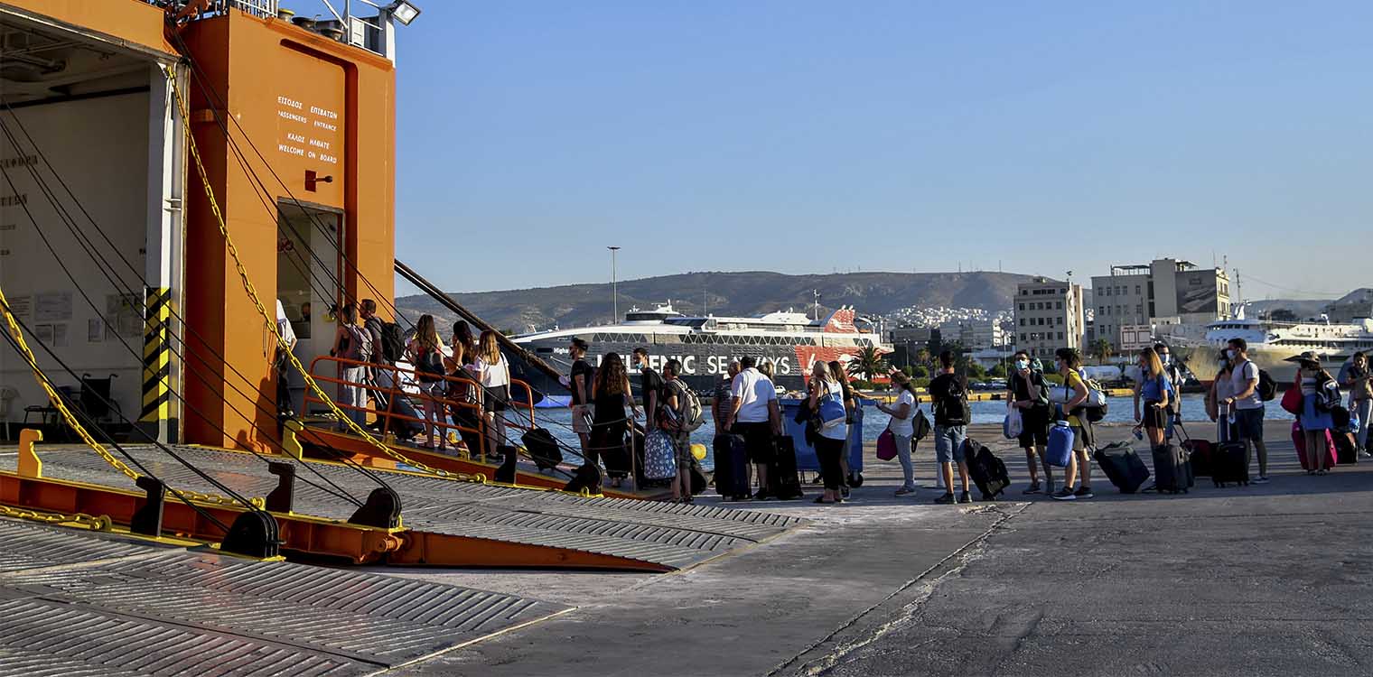 Ουρές στο λιμάνι του Πειραιά -Αναχωρούν οι αδειούχοι του Αυγούστου