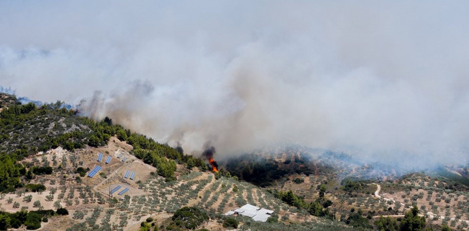 Ανεξέλεγκτη η φωτιά στην Κορινθία - Θρίλερ με την εκκένωση του Σοφικού