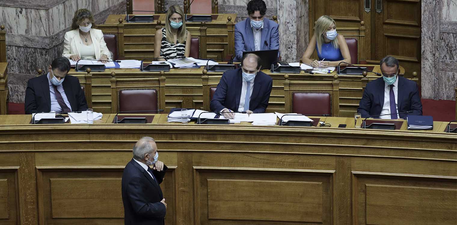 Βουλή: Υποχρεωτική η μάσκα για υπουργούς και βουλευτές σε όλες τις συνεδριάσεις του Σώματος