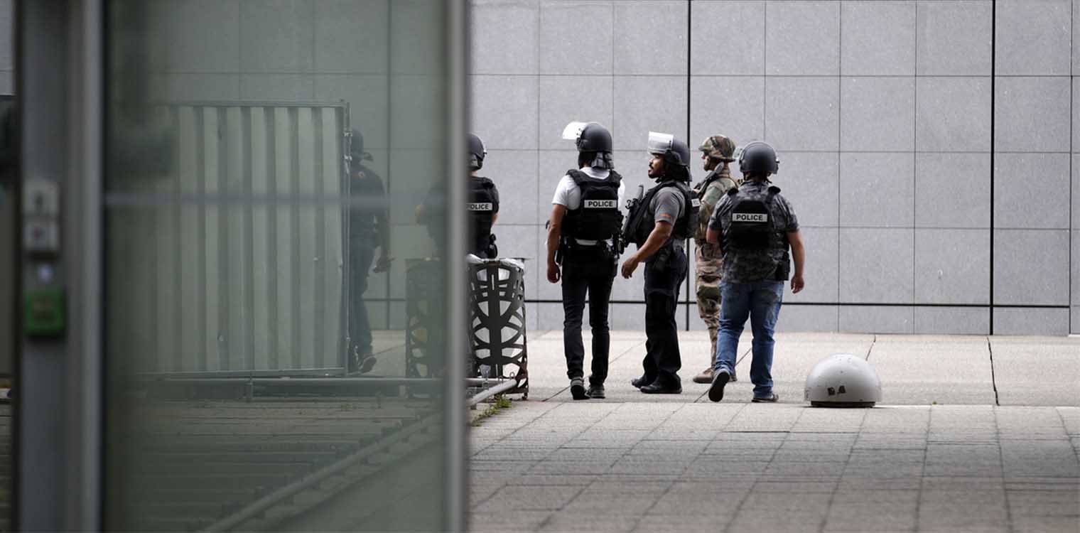 Συναγερμός στο Παρίσι: Άνδρας έκλεψε βαν από δημαρχείο και έπεσε σε πεζούς