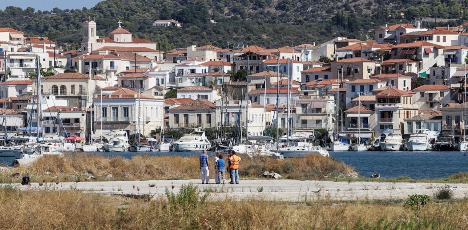 «Μίνι» lockdown στον Πόρο - Ανησυχία στα νοσοκομεία, κρίσιμο το Σαββατοκύριακο
