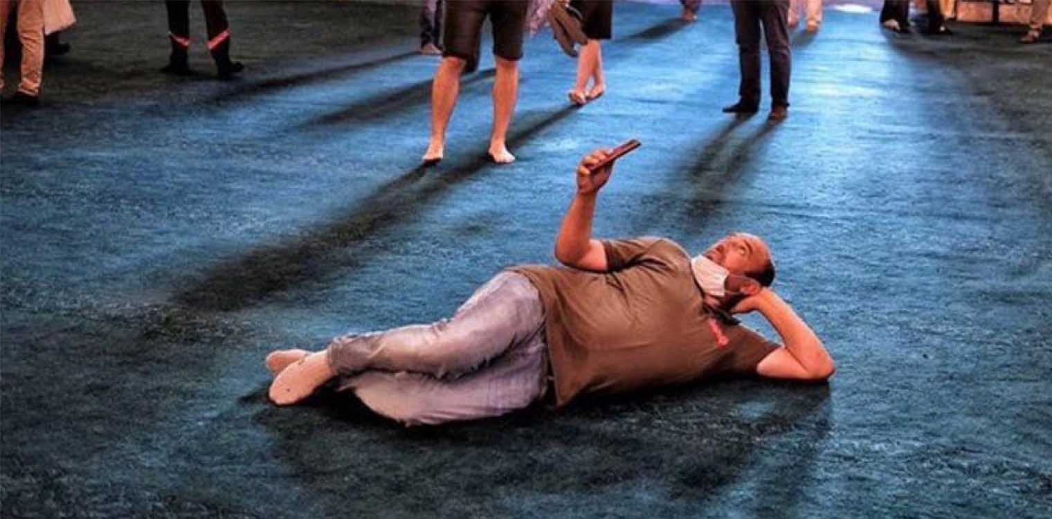 Ασέβεια στην Αγία Σοφία: Τούρκος ξάπλωσε στο χαλί του ναού και έβγαζε selfie