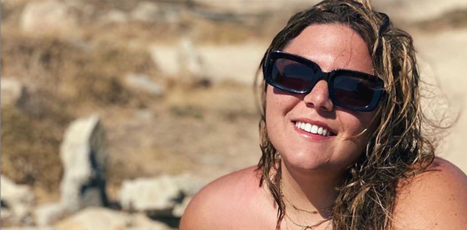 Βίντεο: Η Δανάη Μπάρκα ποζάρει με το μαγιό της και λέει να αγαπάτε το σώμα σας