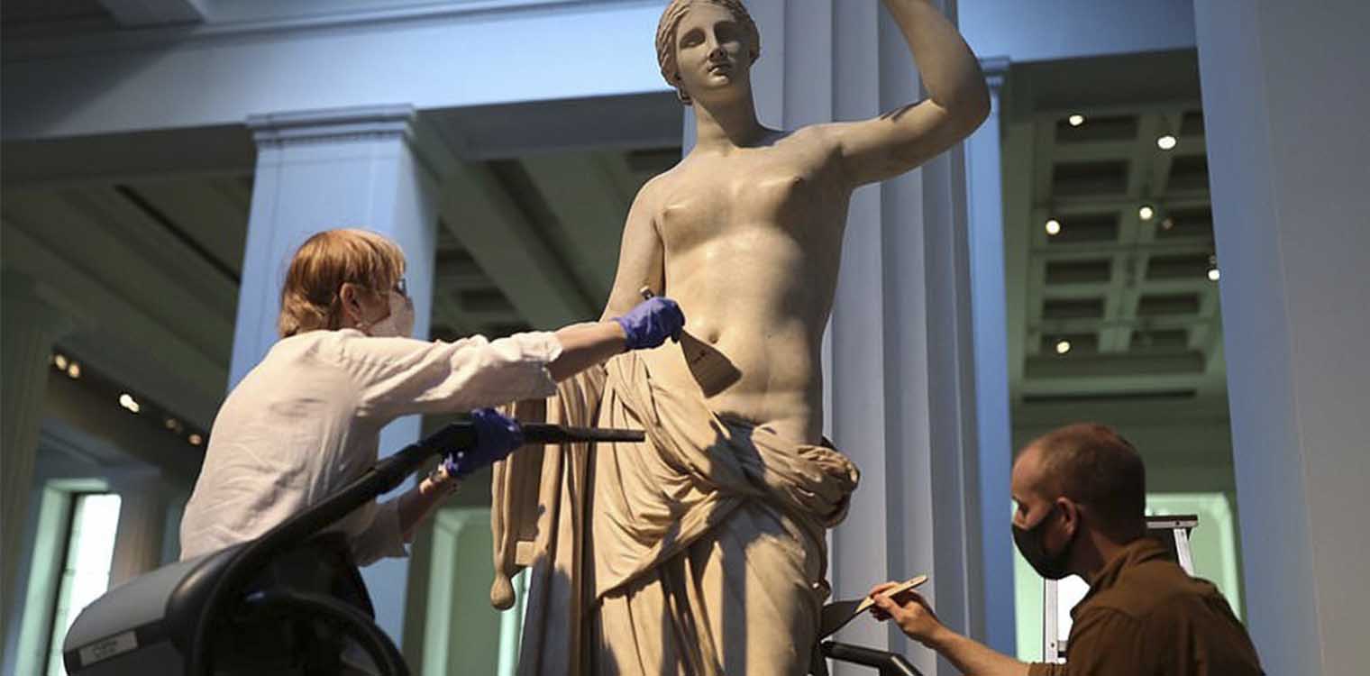 Βρετανικό Μουσείο: Αφησαν τα αγάλματα μέσα στη σκόνη - Τα καθαρίζουν με ηλεκτρικές σκούπες