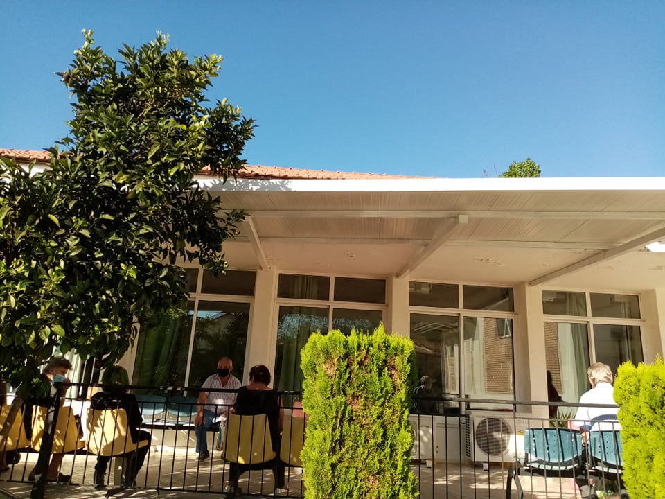 ΓΝ - ΚΥ Κρεστένων: Στέγαστρα στην είσοδο του Νοσοκομείου Κρεστένων με Δωρεά Ανδρέα Παπαδάκου