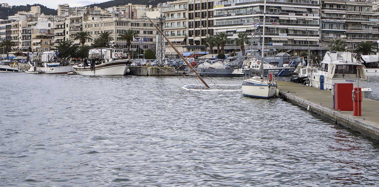 Ρόδος: Ρυμουλκείται στο λιμάνι ιστιοφόρο με 50 μετανάστες που έμεινε ακυβέρνητο