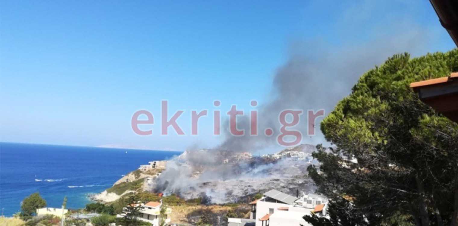 Μεγαλή φωτιά στο Ηράκλειο: Αστυνομικοί βοήθησαν οικογένεια και έπεσαν στη θάλασσα για να σωθούν! (upd)