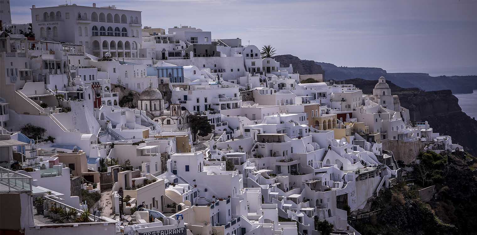 Σαντορίνη και Μύκονος σάρωσαν στις αφίξεις τουριστών