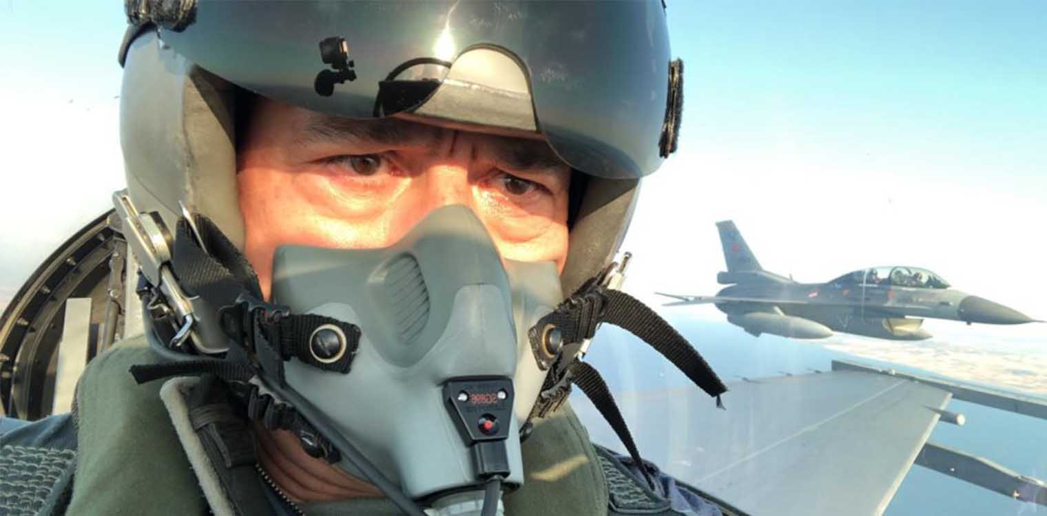 O Ακάρ πέταξε με F16 και απείλησε Γαλλία και ΗΠΑ - Δείτε βίντεο
