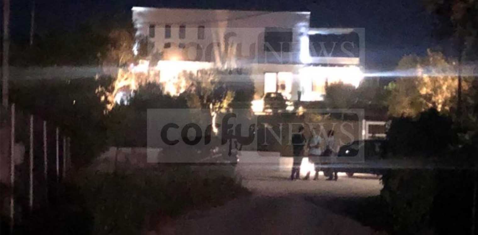 Δολοφονία στην Κέρκυρα: Με τέσσερα όπλα «γάζωσαν» το αυτοκίνητο των θυμάτων