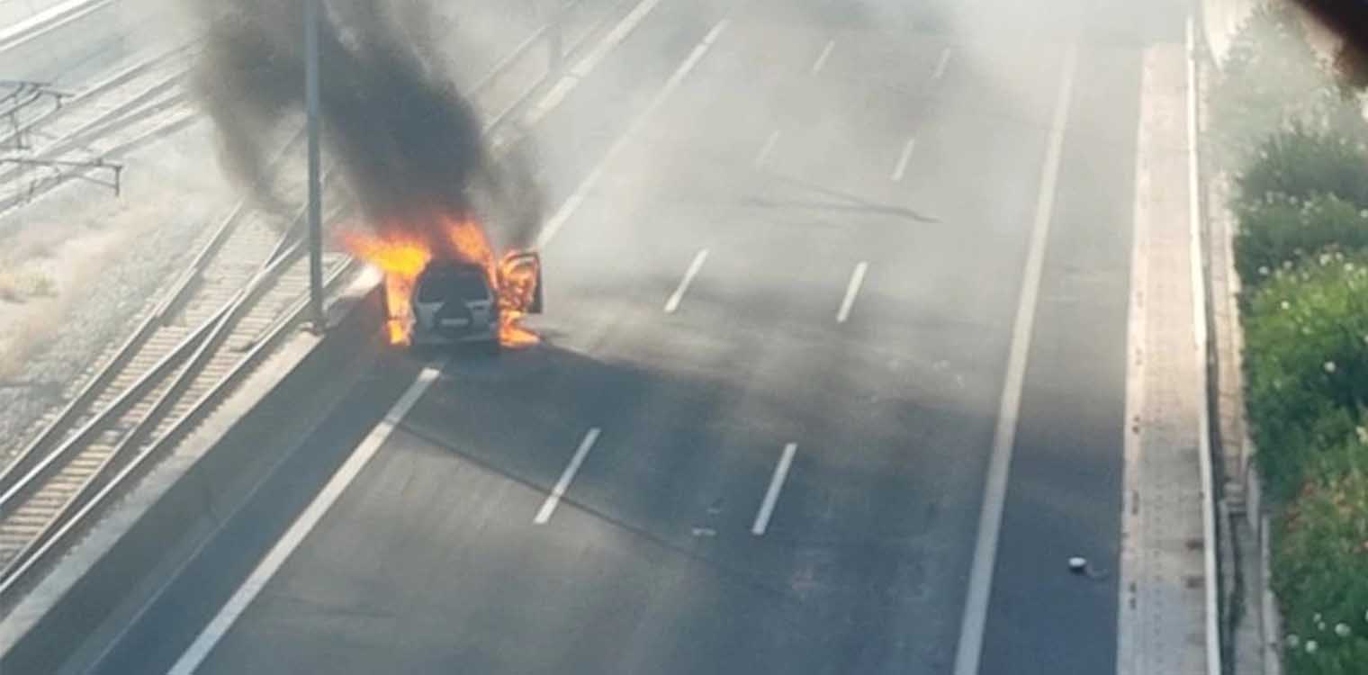 Απίστευτο τροχαίο με τραυματίες στην Αττική οδό - Φωτιά σε όχημα (photo - video)
