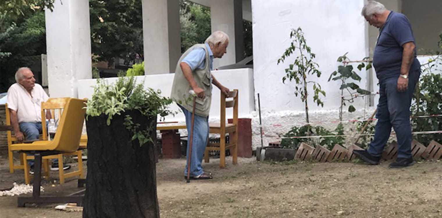Θεσσαλονίκη: «Υιοθέτησαν» εγκαταλελειμμένο οικόπεδο του δημοσίου και το μετέτρεψαν σε υπαίθριο καφενείο