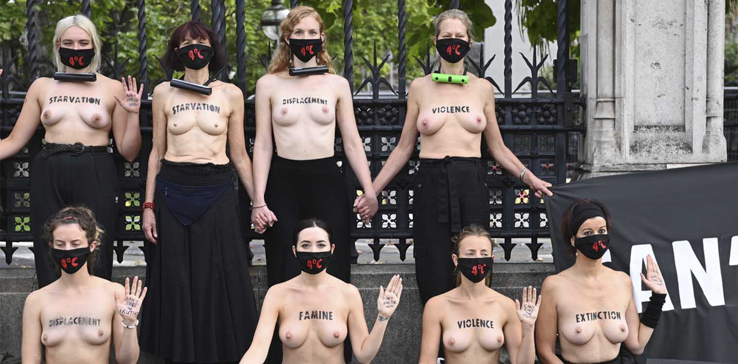 Ακτιβίστριες της Extinction Rebellion αλυσοδέθηκαν γυμνόστηθες έξω από το βρετανικό Κοινοβούλιο