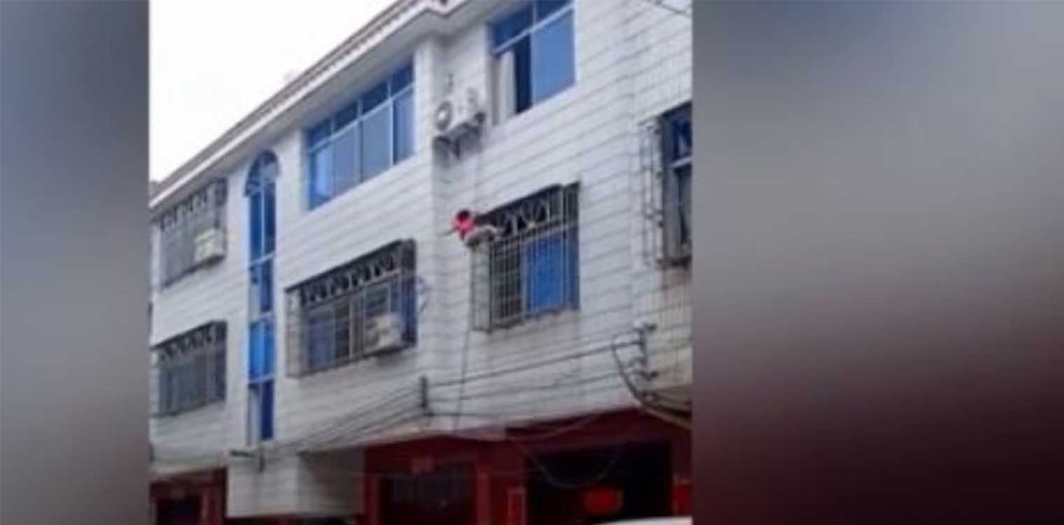 Συγκλονιστικό βίντεο: Γείτονες σώζουν 4χρονη μικρούλα που έκανε «βουτιά» από τον 2ο όροφο