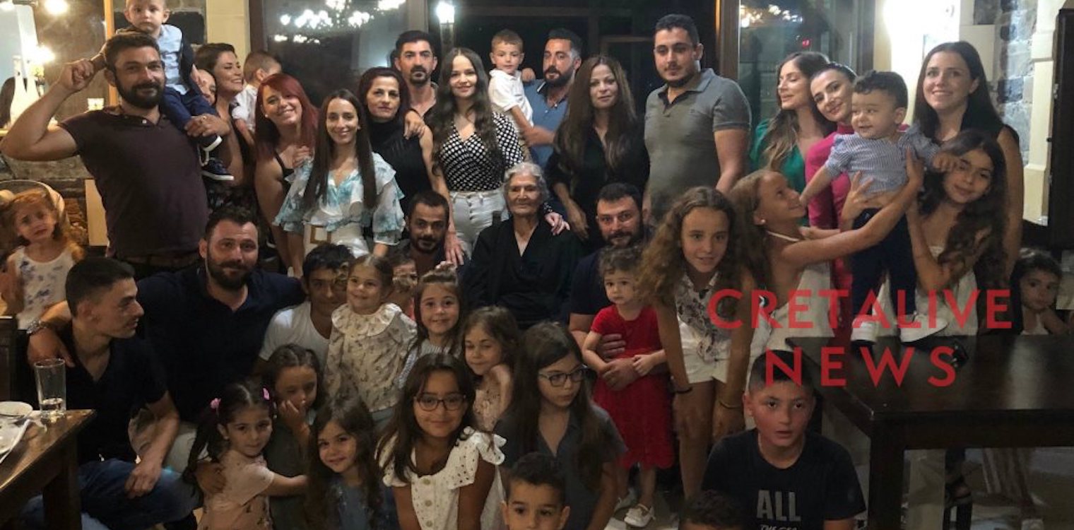 «Φέρε επαέ τα εγγόνια μου να βγάλομε μια φωτογραφία», είπε η γιαγιά και μαζεύτηκαν 100 άτομα!
