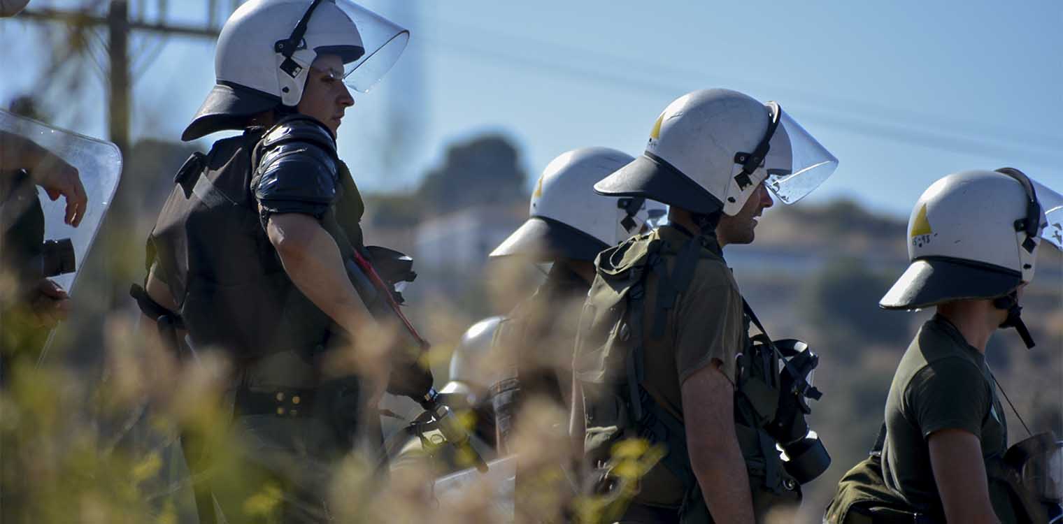 Συγκρούσεις και χημικά στη Λέσβο