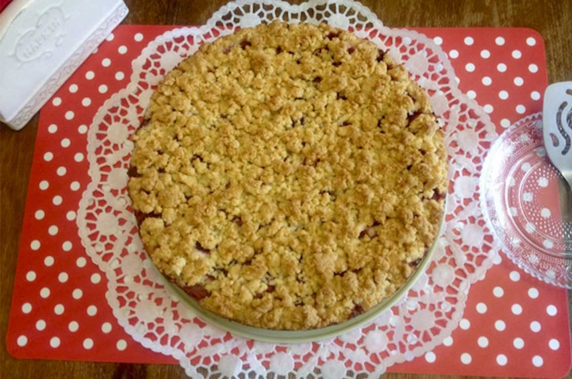 Τάρτα crumble με κρέμα και φράουλες