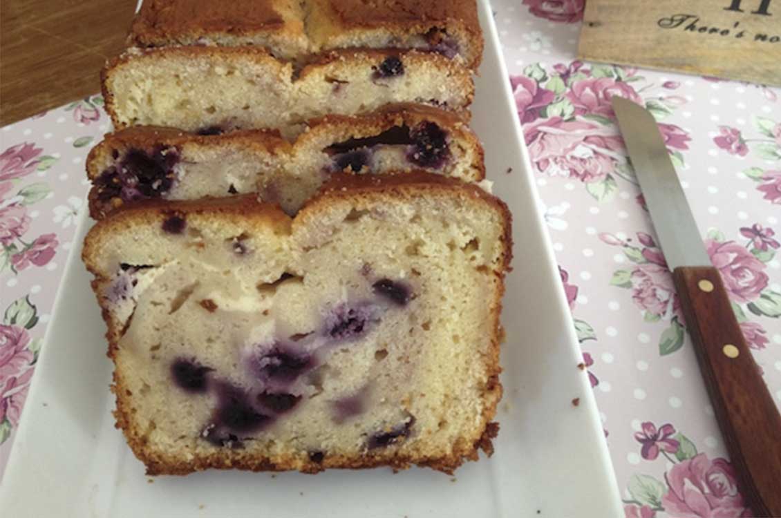 Κέικ με blueberries , γεμιστό με τυρί “κρέμα”