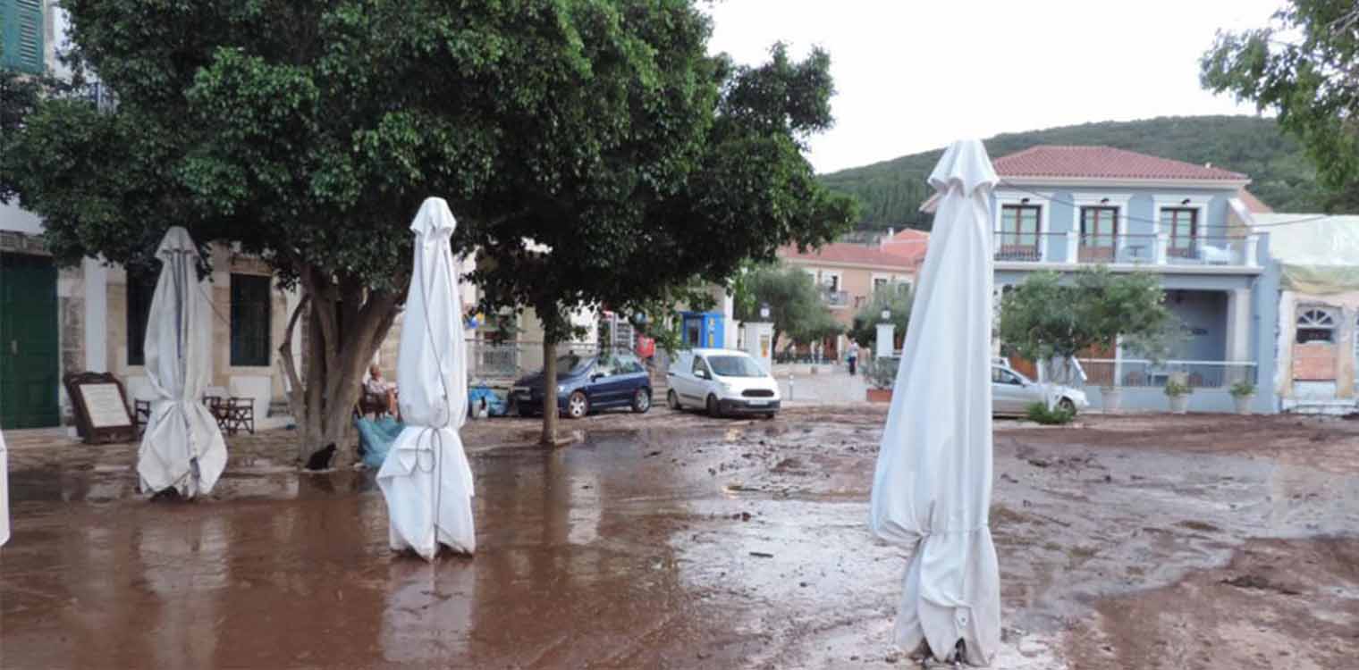 Κακοκαιρία Ιανός - Εικόνες καταστροφής στο Φισκάρδο: Δείτε βίντεο με τη θάλασσα να μπαίνει μέσα στο χωριό