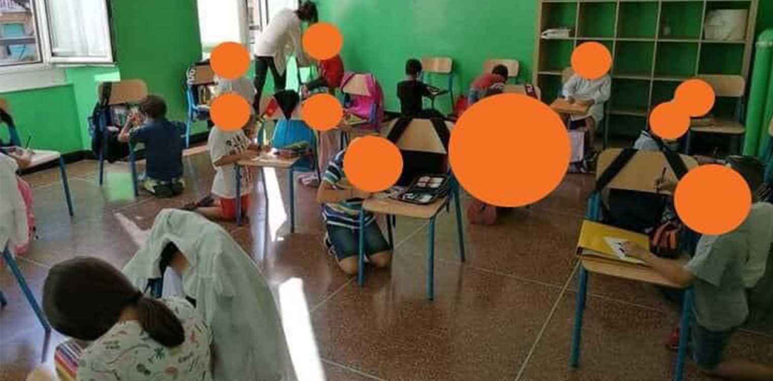 Ιταλία: Μαθητές κάθονται στο πάτωμα και ζωγραφίζουν ακουμπώντας στις καρέκλες