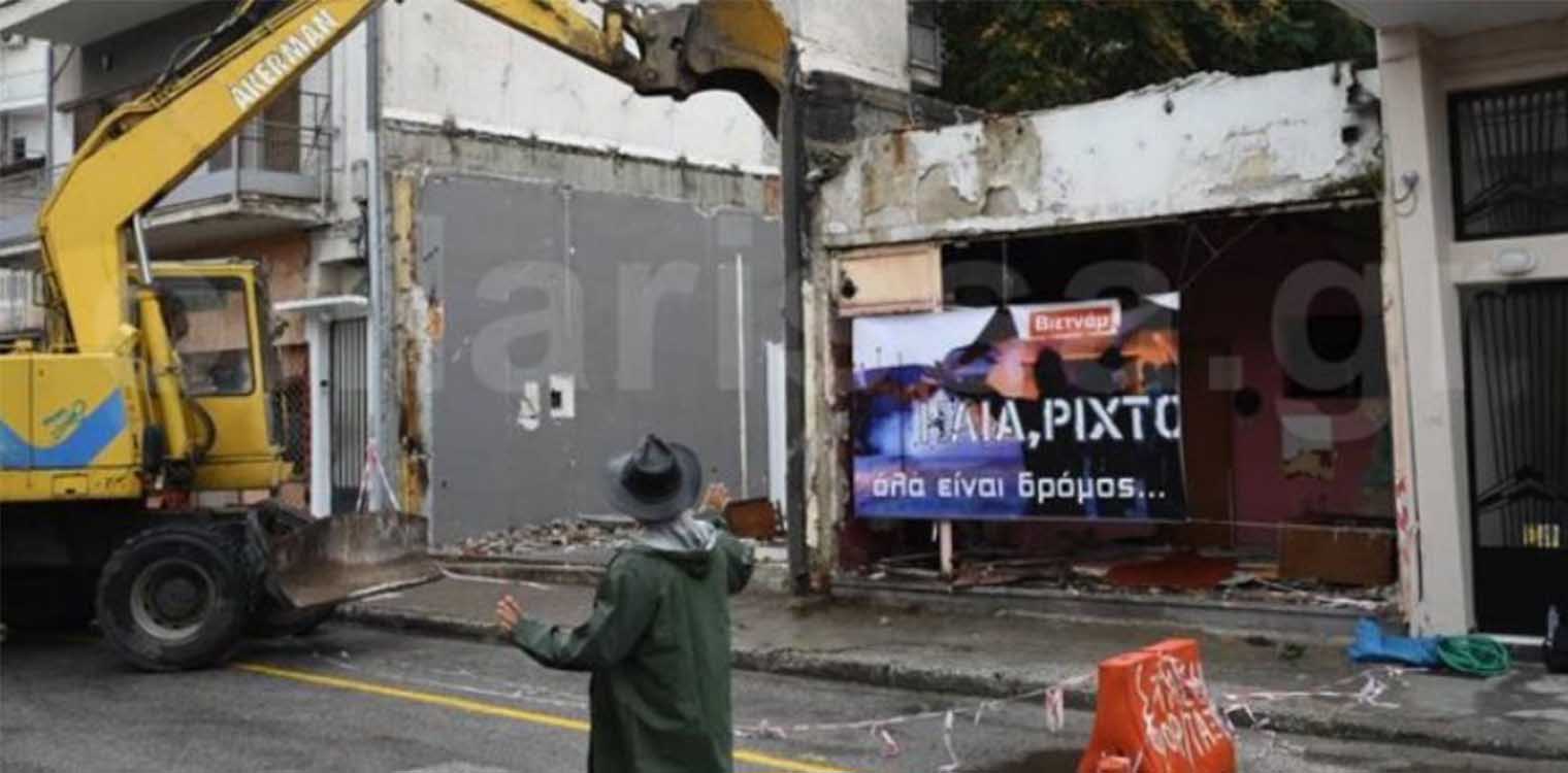 Λάρισα: Τι λέει για το «σχολείο σεξουαλικής διαπαιδαγώγησης» ο ιδιοκτήτης του οίκου ανοχής που γκρεμίστηκε με live μπουζούκια