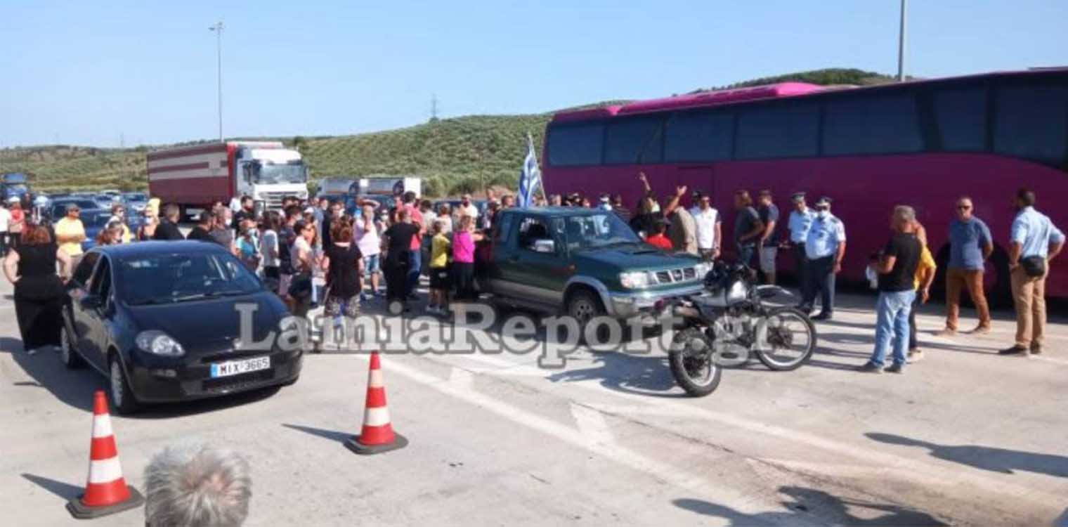 Καμένα Βούρλα: Κάτοικοι έκλεισαν ξανά την Εθνική Οδό διαμαρτυρόμενοι για τους μετανάστες - Βίντεο και φωτογραφίες