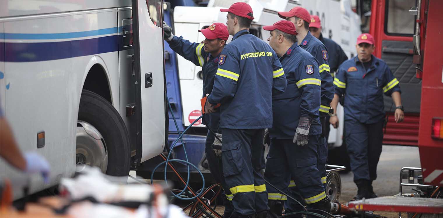 Πούλμαν «καρφώθηκε» πάνω σε κολώνα στον Πειραιά: Απεγκλωβίστηκε μετά από 3 ώρες ο οδηγός (video)
