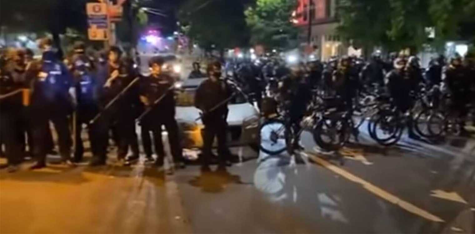 Σάλος στις ΗΠΑ: Αστυνομικός πατάει με το ποδήλατό του το κεφάλι διαδηλωτή