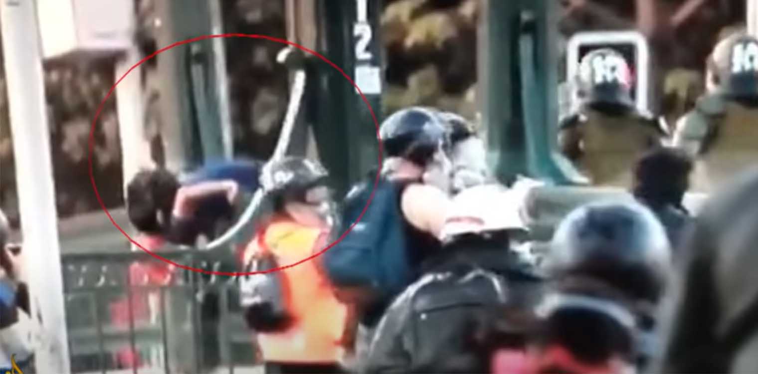 Σάλος με βίντεο που δείχνει αστυνομικό να ρίχνει από γέφυρα 16χρονο διαδηλωτή στη Χιλή