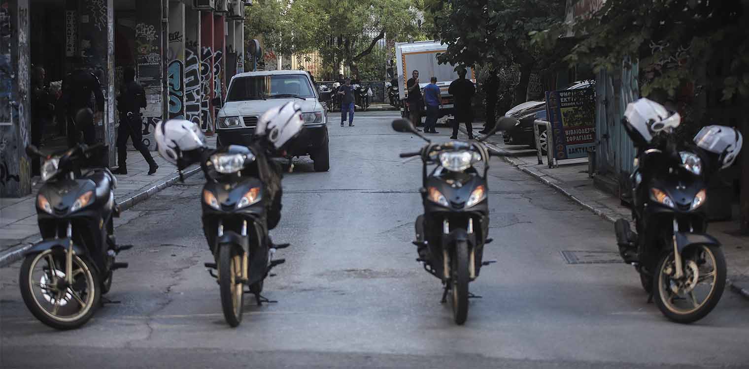 Εξάρχεια: Σε εξέλιξη επιχείρηση εκκένωσης κτηρίων - Υπήρχαν άτομα μέσα