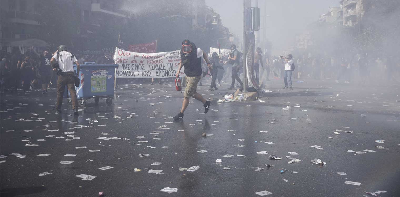 Δίκη Χρυσής Αυγής: Μολότοφ και χημικά έξω από το Εφετείο - Σε πεδίο μάχης η Αλεξάνδρας