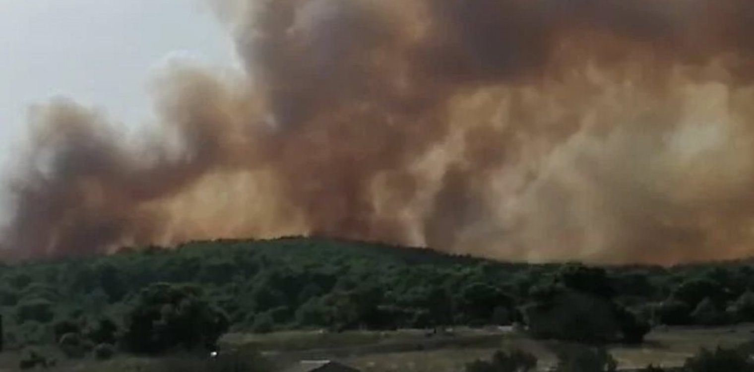 Ανεξέλεγκτη φωτιά μαίνεται στη Ζάκυνθο - Εξετάζεται εκκένωση οικισμού