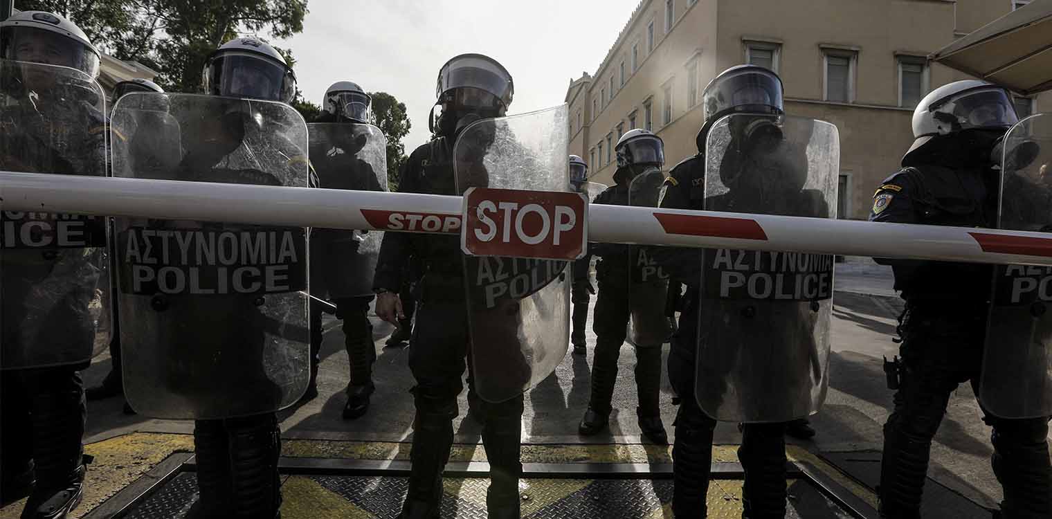 Σύνταγμα: Πέταξαν τρικάκια στο σταθμό του μετρό - Προσαγωγές από την ΕΛ.ΑΣ