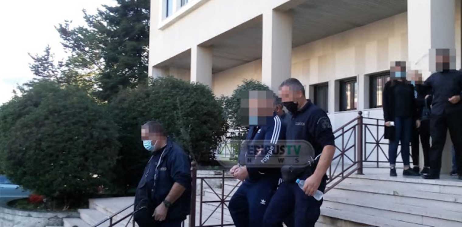 Δολοφονία με σκεπάρνι στην Πρέβεζα: Οργή και κατάρες στα δικαστήρια για τον συζυγοκτόνο