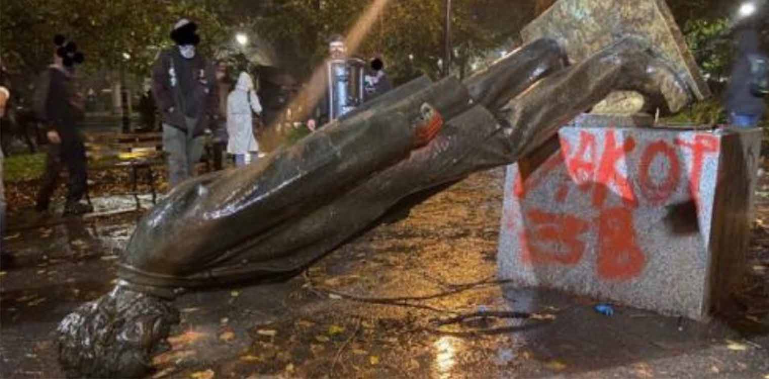 ΗΠΑ: Διαδηλωτές γκρέμισαν αγάλματα του Λίνκολν και του Ρούσβελτ στο Πόρτλαντ